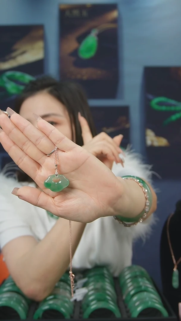 石英质玉未镶嵌吊坠(赠链)平安锁