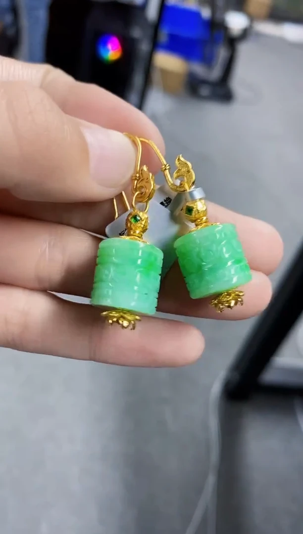 颈饰未镶嵌翡翠耳坠