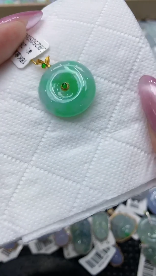 翡翠18K金镶嵌颈饰111111111