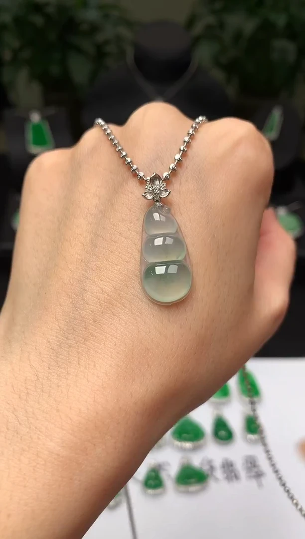 颈饰18K金镶嵌翡翠福豆