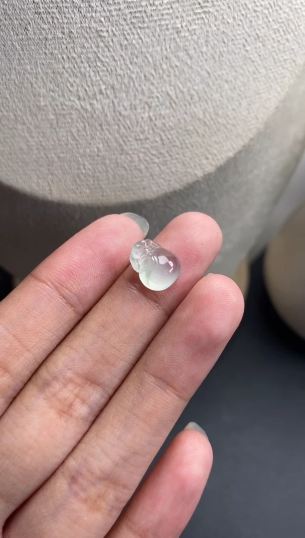 颈饰未镶嵌翡翠冰种裸石