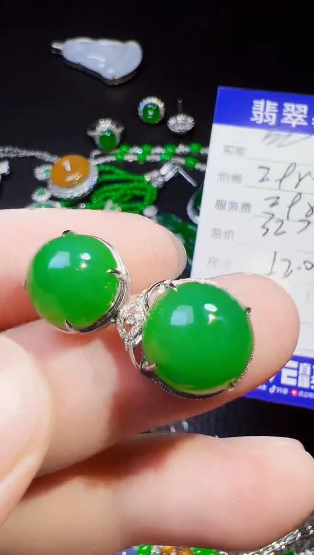 颈饰18K金镶嵌翡翠可**?翡翠