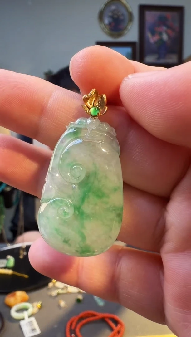 颈饰18K金镶嵌翡翠吊坠