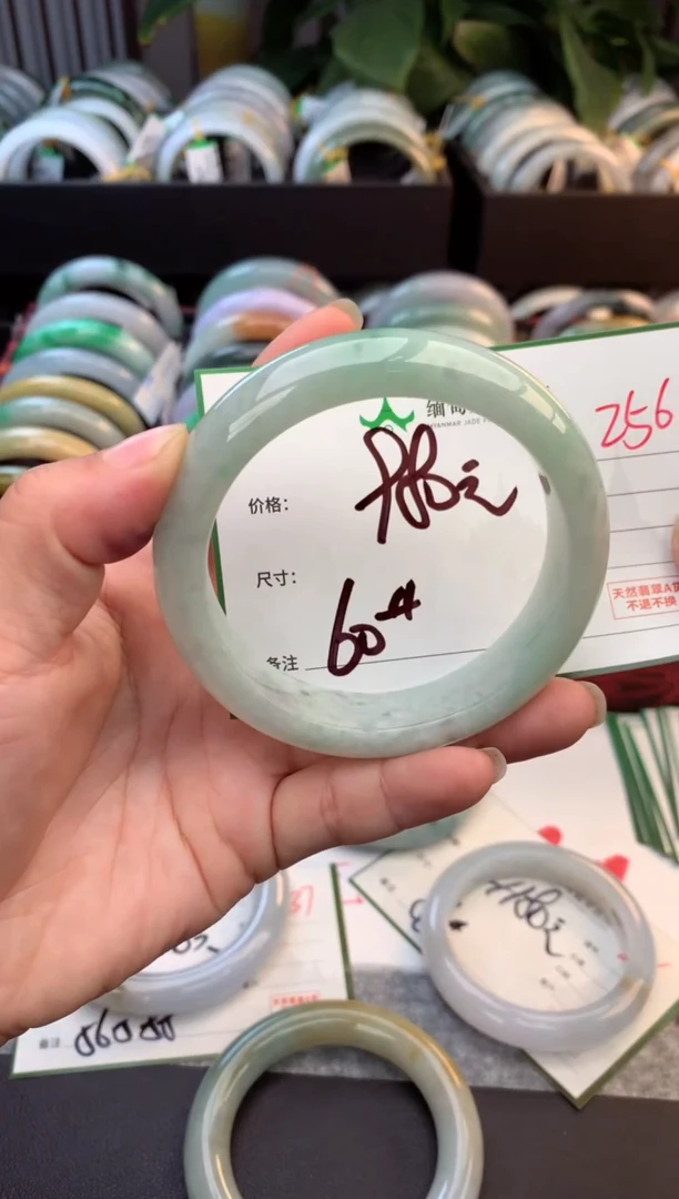 未镶嵌定制翡翠毛货需精细抛光+多人