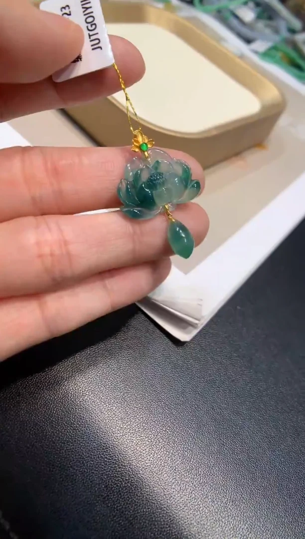 颈饰18K金镶嵌翡翠莲花