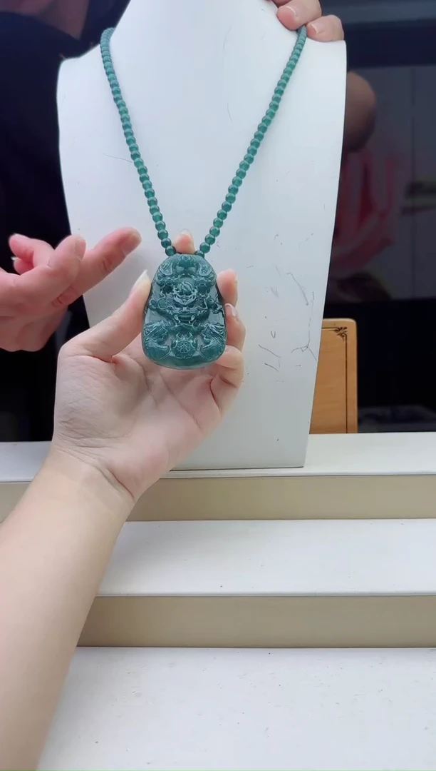 颈饰未镶嵌翡翠多样性发其中一