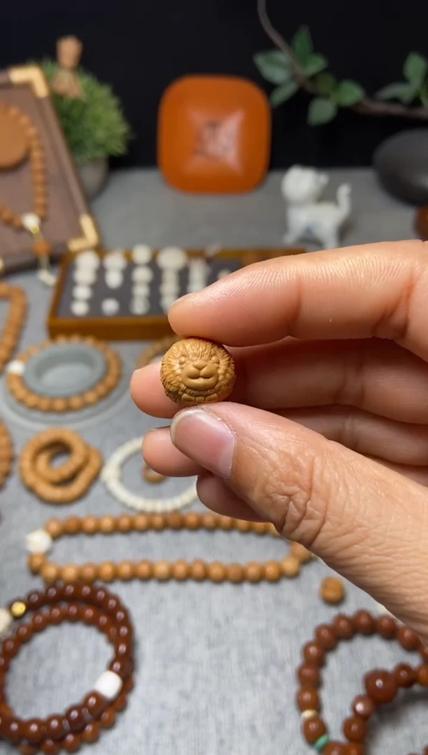 【闪购商品】猴头核桃吊坠草莓熊13+镶黑眼珠