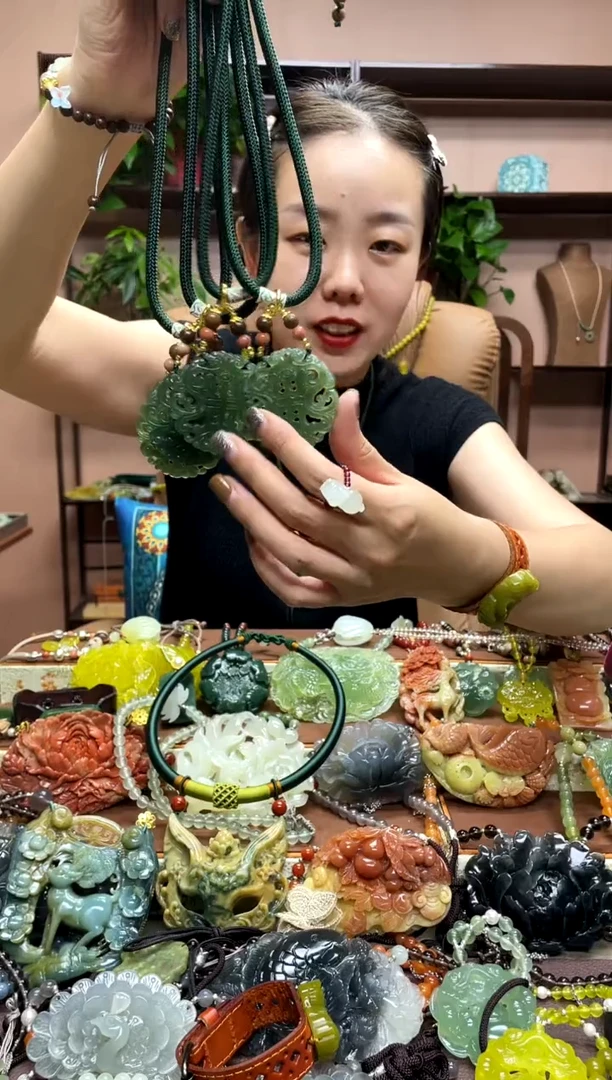 未镶嵌岫玉颈饰多样性发货发其中之一