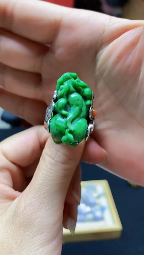 颈饰未镶嵌翡翠戒指