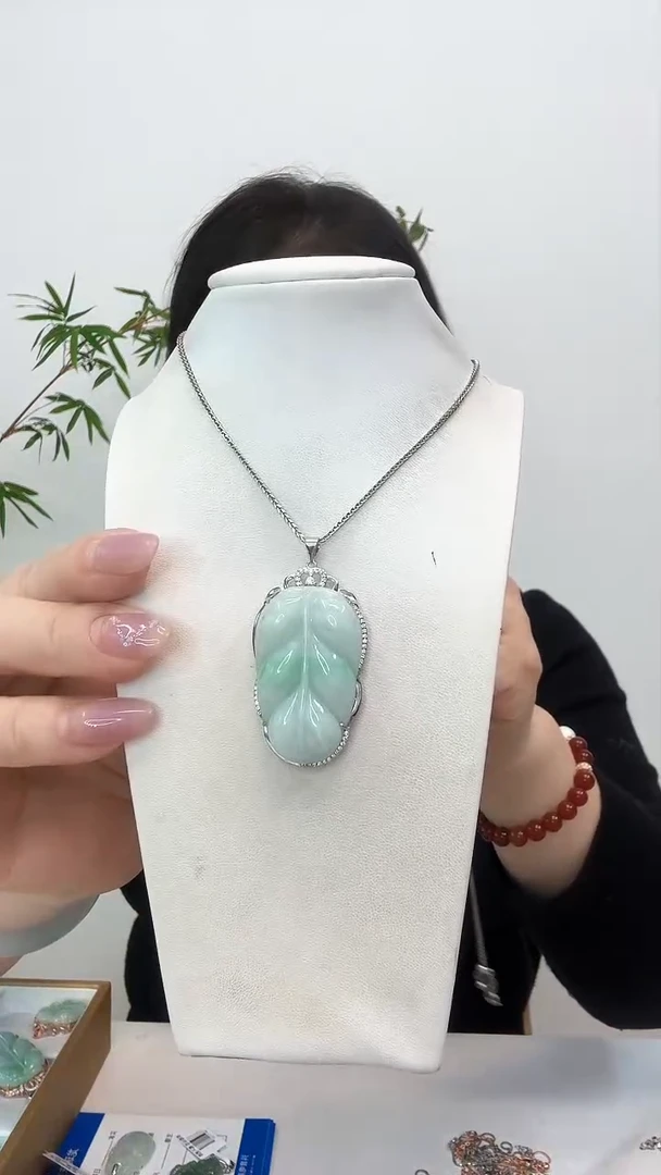 【闪购商品】翡翠吊坠(赠链)银S925镶嵌叶子