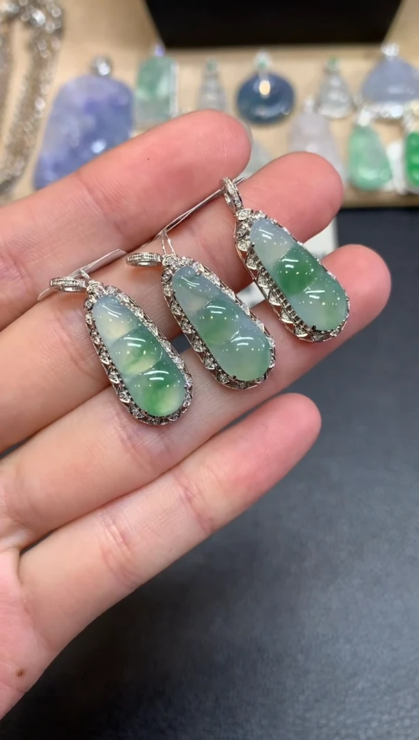 【闪购商品】翡翠颈饰18K金镶嵌福豆【无服务费】【多样性发其一】