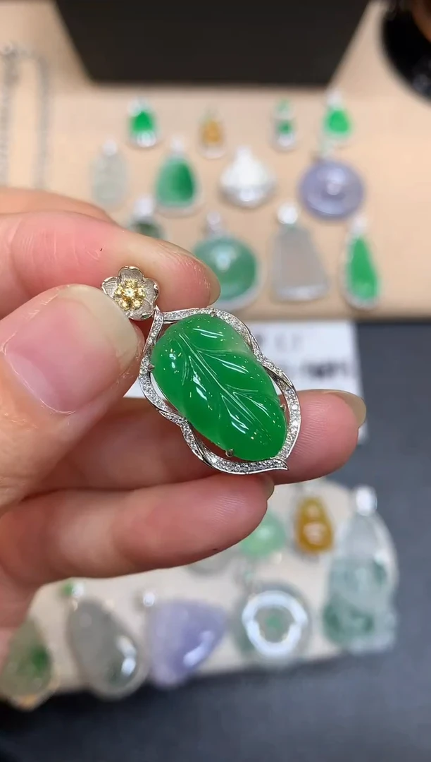 颈饰18K金镶嵌翡翠树叶【无服务费