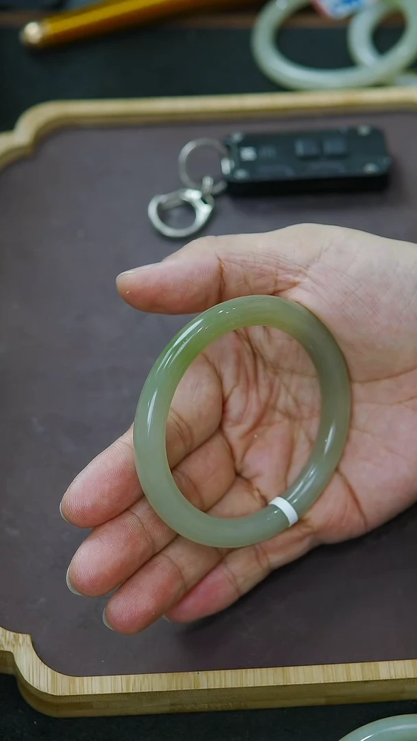 未镶嵌手镯和田玉58圈口 肉底浅晴翠青镯