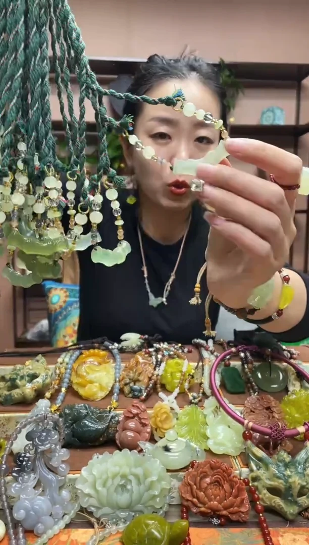 未镶嵌岫玉颈饰多样性发货发其中之一