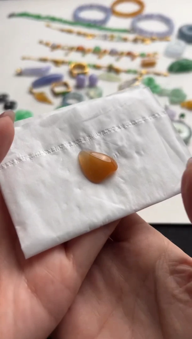 定制翡翠未镶嵌黄桃心3500