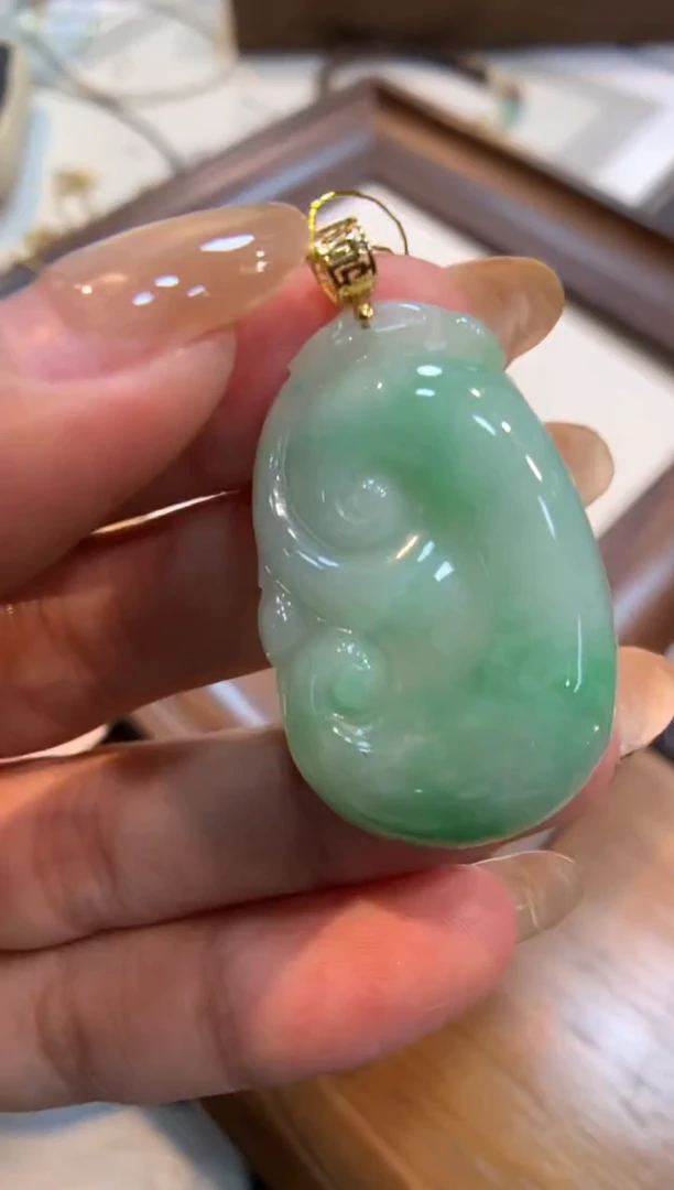 翡翠18K金镶嵌颈饰如意