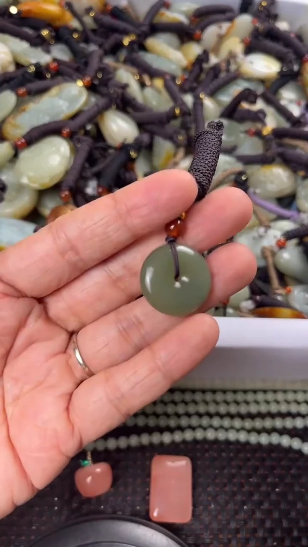 【闪购商品】和田玉颈饰未镶嵌多样性发货没有证书拍一发一有瑕