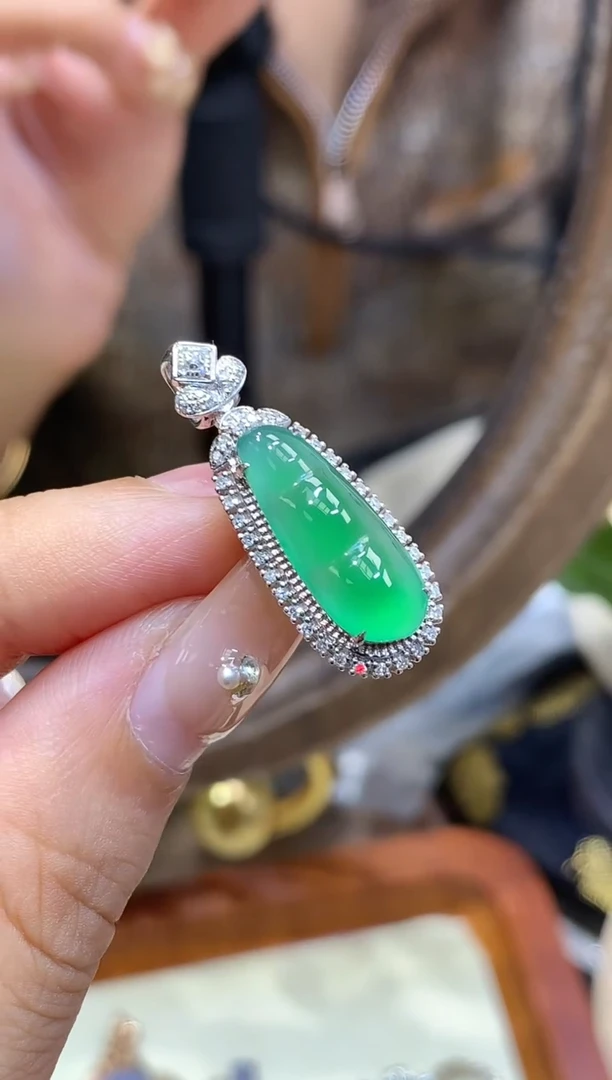 18K金镶嵌挂件翡翠豆子