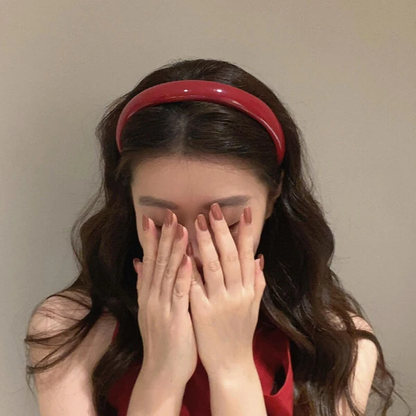 早秋网红红色PU亮皮发箍女2025唯美本命年法式压发头箍氛围感发饰