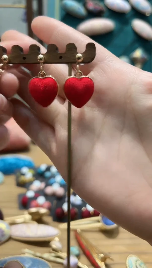 【闪购商品】【一物一拍专车】正绢红色爱心耳钉一对