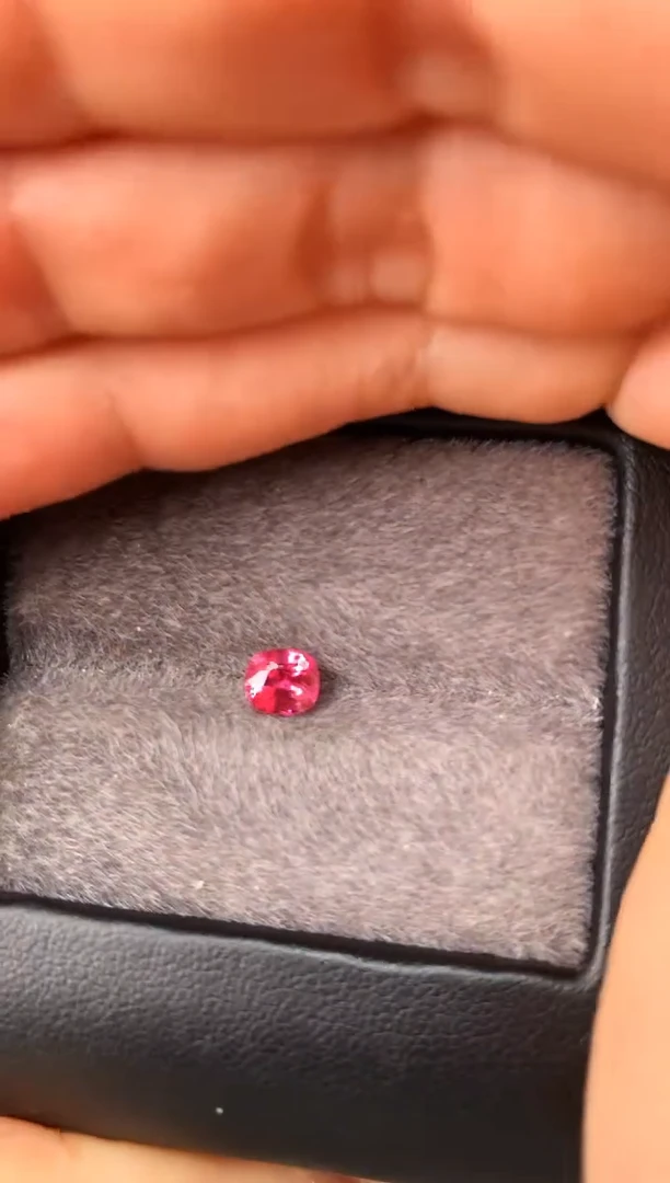 未镶嵌裸石定制尖晶石枕型 高色色调 0.63ct