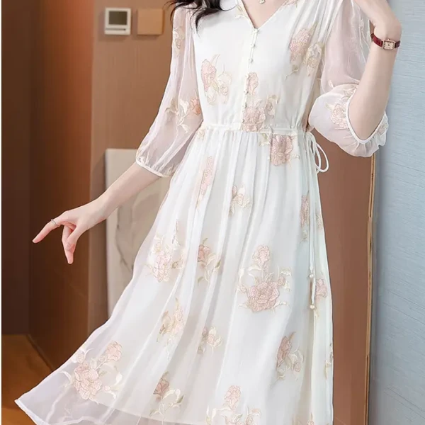 （桃之夭夭）蚕 丝 V领2025年刺绣时尚显瘦高腰连衣裙
