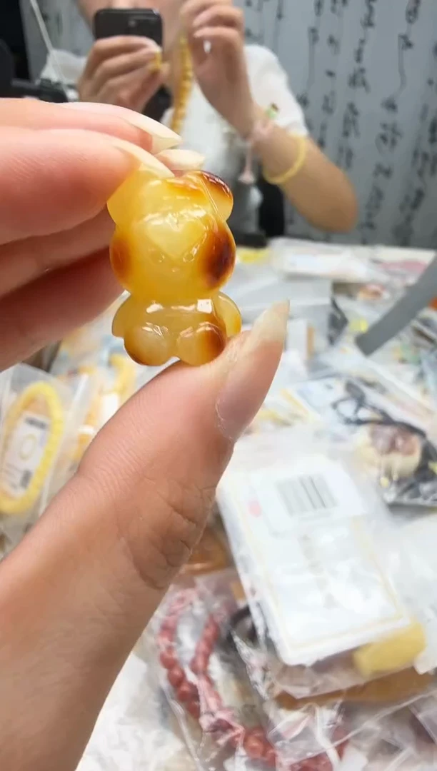未镶嵌琥珀裸石如图