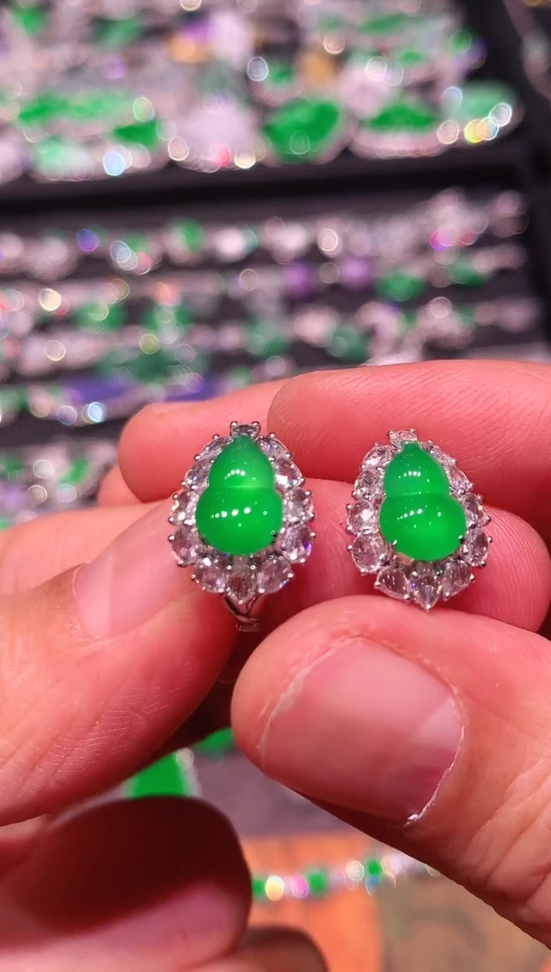 18K金镶嵌翡翠耳饰翡翠