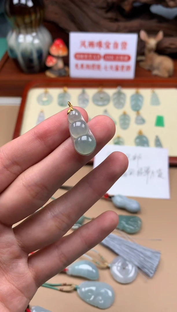 翡翠18K金镶嵌颈饰豆子