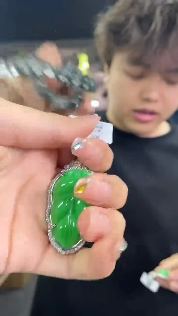 翡翠未镶嵌颈饰多样性发其一颜色微差