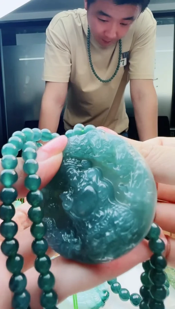 翡翠未镶嵌颈饰多样性发货其中一件