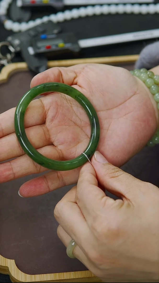 未镶嵌手镯和田玉57圈口  辣绿碧玉手镯