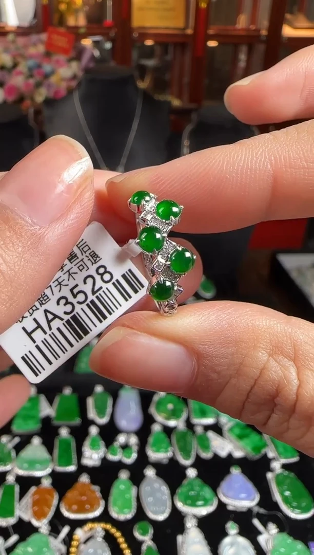 18K金镶嵌戒指翡翠HA3528绿蛋排戒指