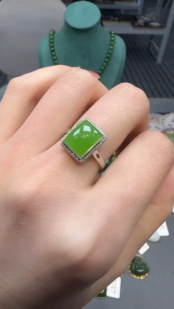 18K金镶嵌戒指和田玉1