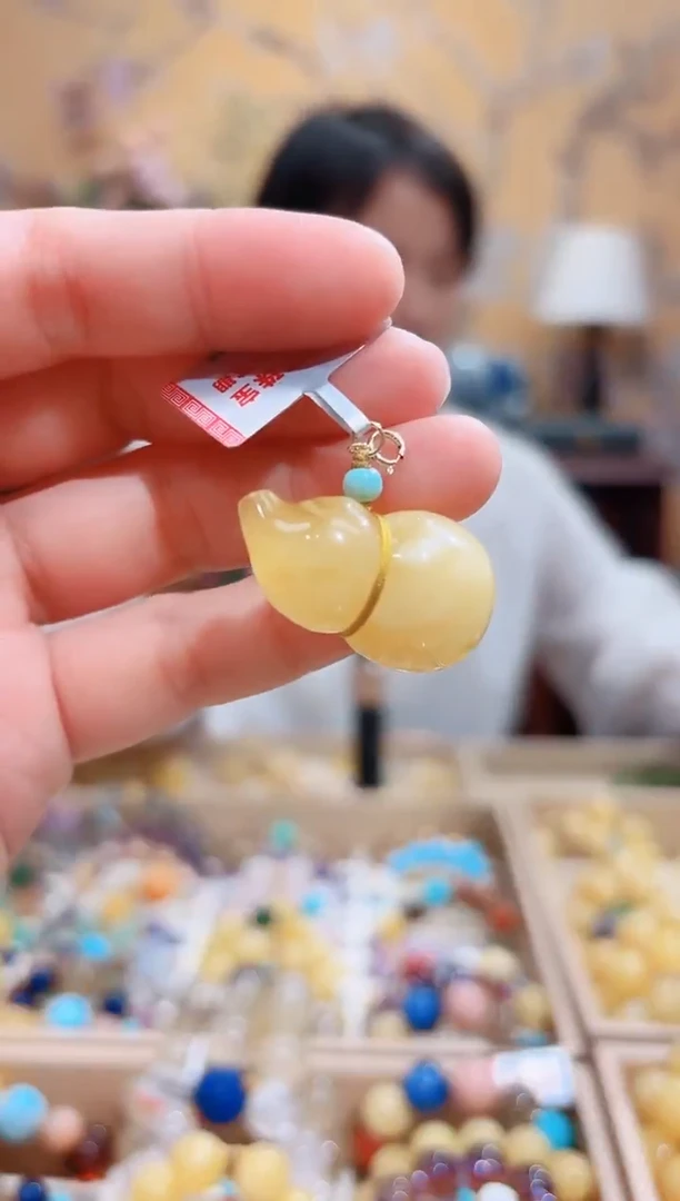 蜜蜡颈饰18K金镶嵌设计款葫芦