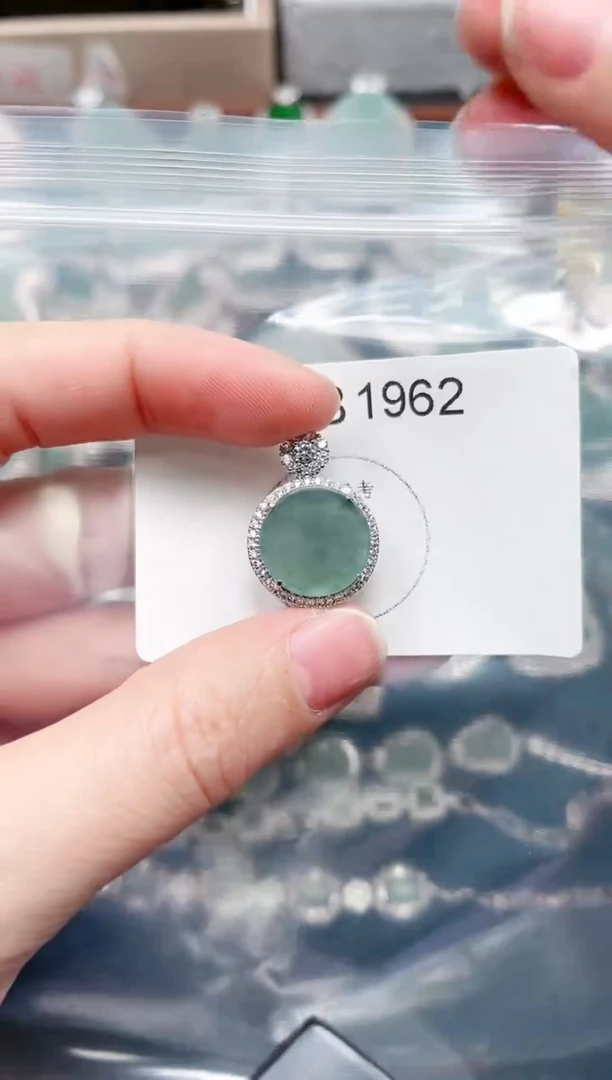 【闪购商品】翡翠颈饰未镶嵌1962赠皮绳