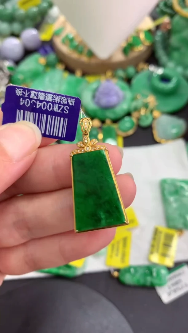 颈饰18K金镶嵌翡翠挂件