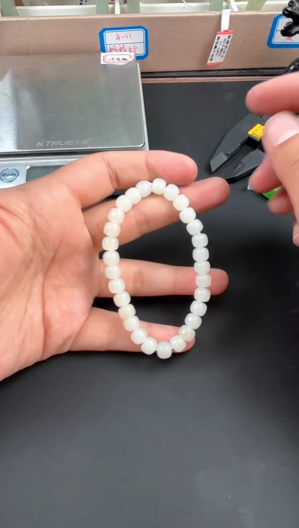 手串未镶嵌和田玉且末金山微色差卡6*7手串M