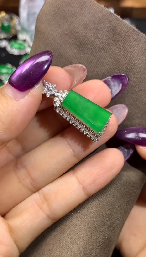 颈饰18K金镶嵌翡翠翡翠无事牌（福利好价）