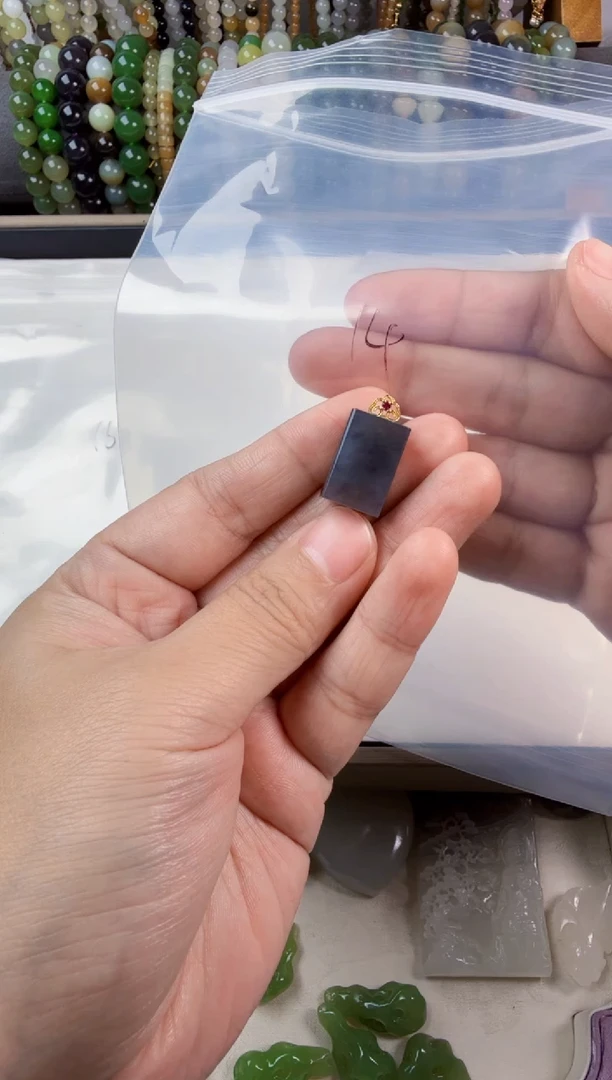 颈饰未镶嵌和田玉杨**～吊坠