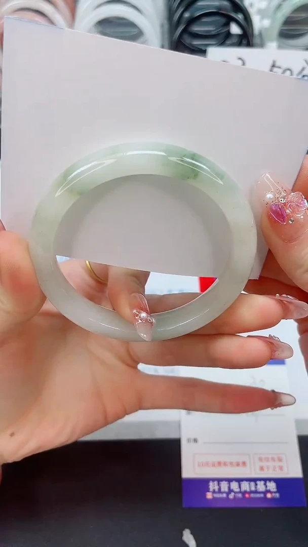 【闪购商品】石英质玉手镯未镶嵌30