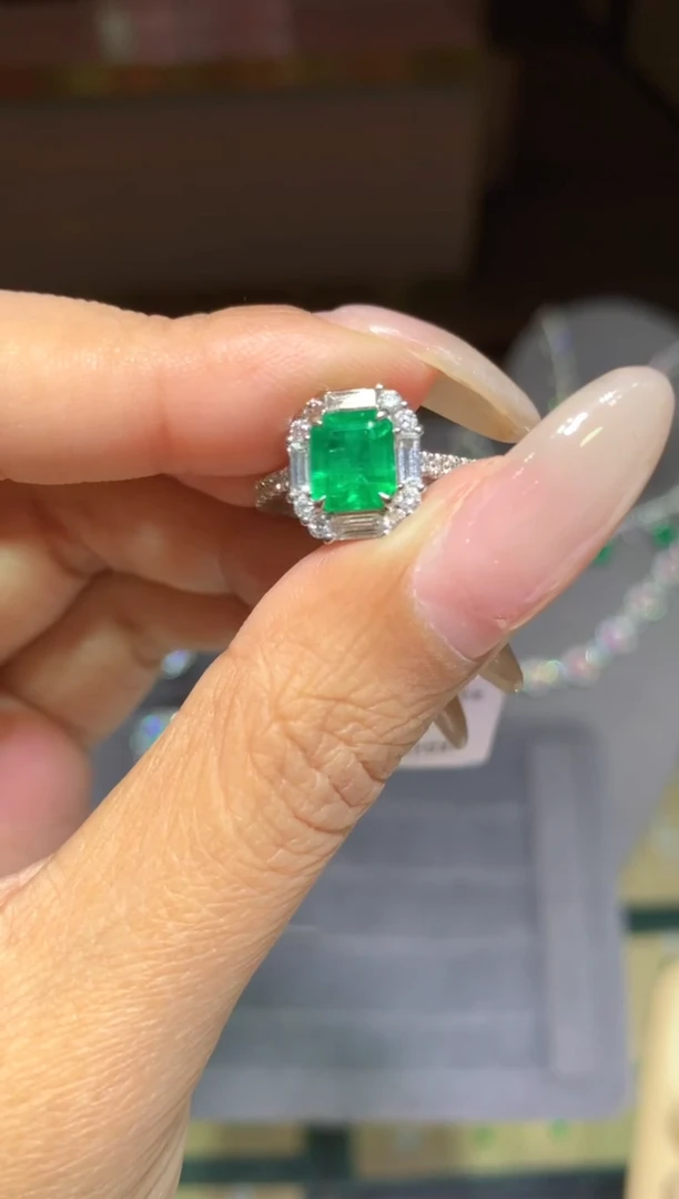 18K金镶嵌戒指祖母绿1.25ct