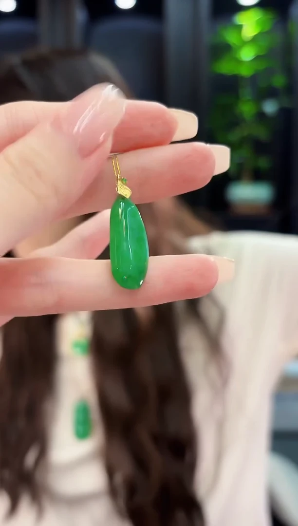 颈饰18K金镶嵌翡翠缅料A货/多样性发货/一件