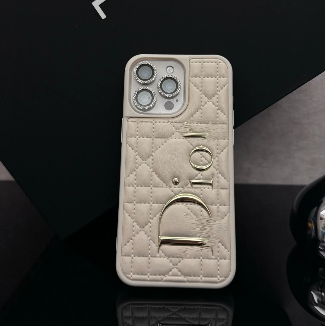 字母D潮牌烫金压印车线贴皮手机壳 适用iPhone13-16Promax