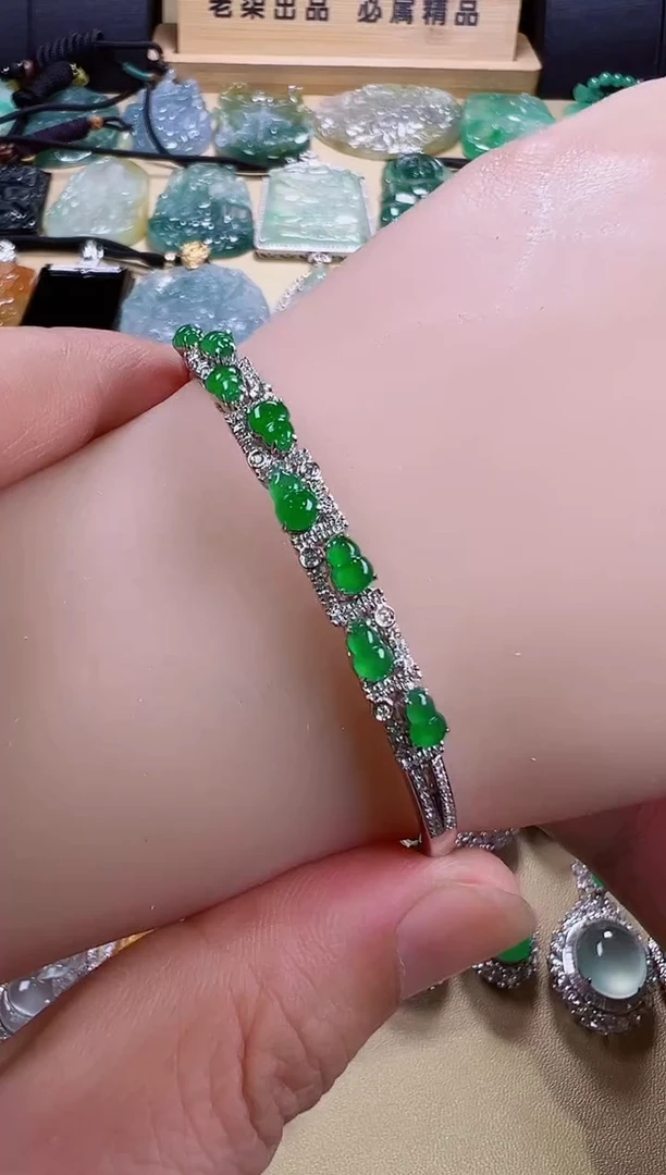 颈饰18K金镶嵌翡翠天然缅甸翡翠
