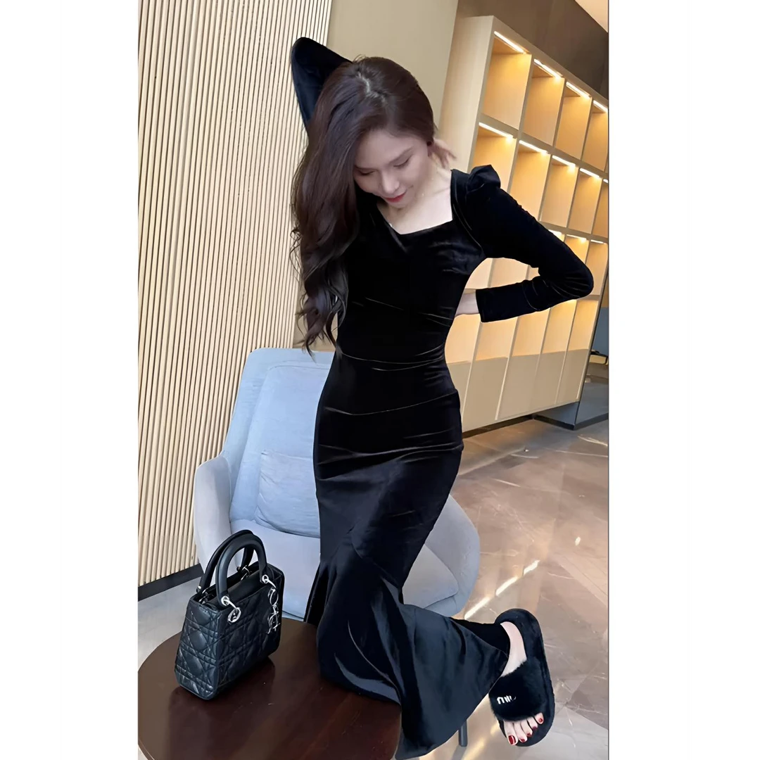 法式金丝绒V领鱼尾裙连衣裙女2025年秋冬新款轻奢复古内搭小黑裙