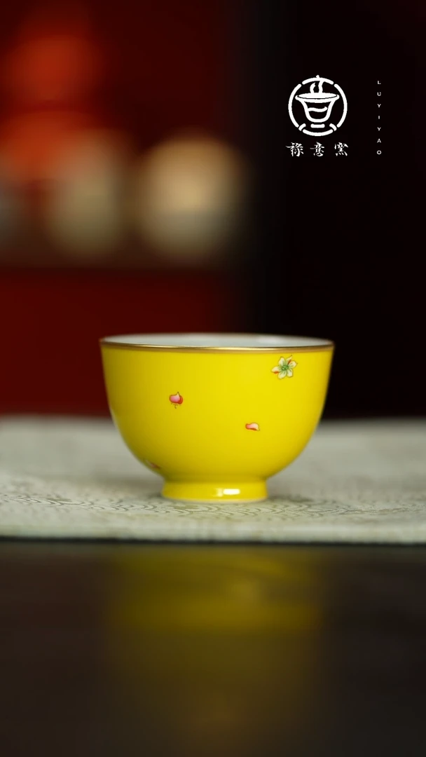 禄意窑娇黄斗彩描金鸡心杯