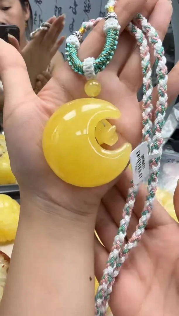 未镶嵌琥珀裸石如图