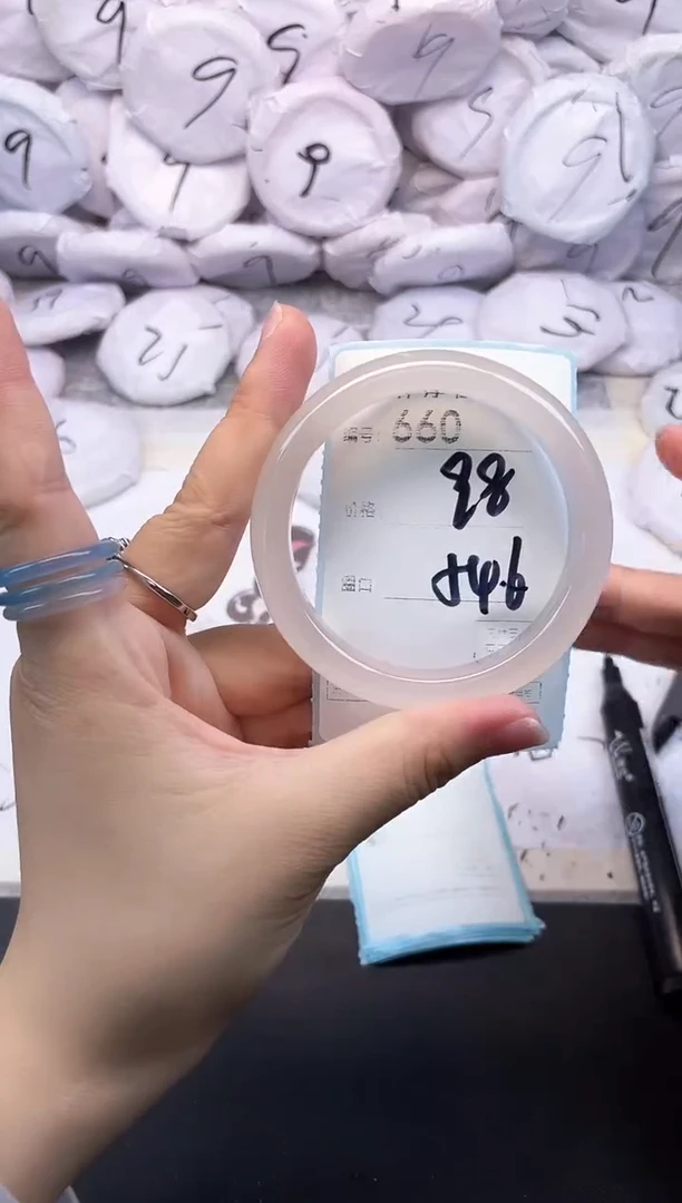 玛瑙/玉髓手镯未镶嵌660