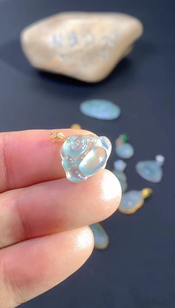 颈饰18K金镶嵌翡翠